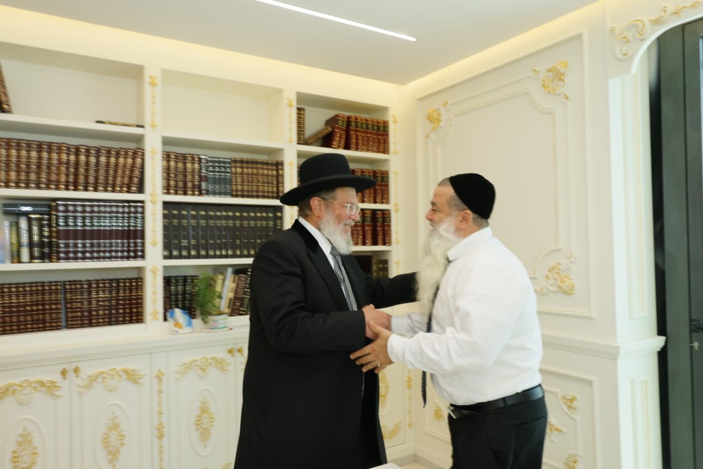 הגר"ק בר בביקור במוסדותיו של הגר"י כהן
