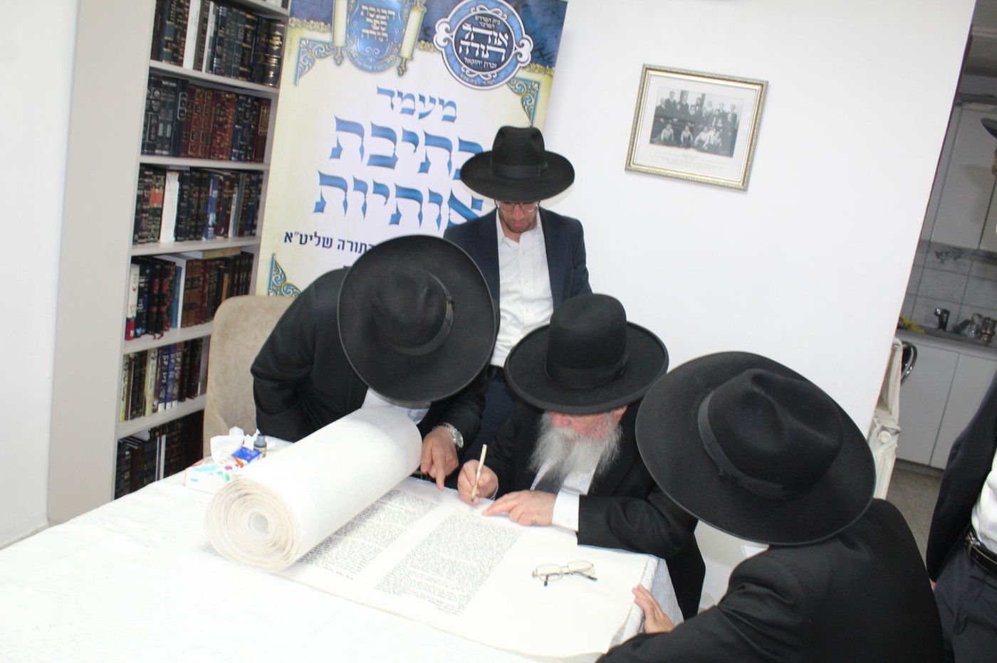 גדולי ישראל בכתיבת אותיות בס"ת של קהילת 'אוהל תורה' 