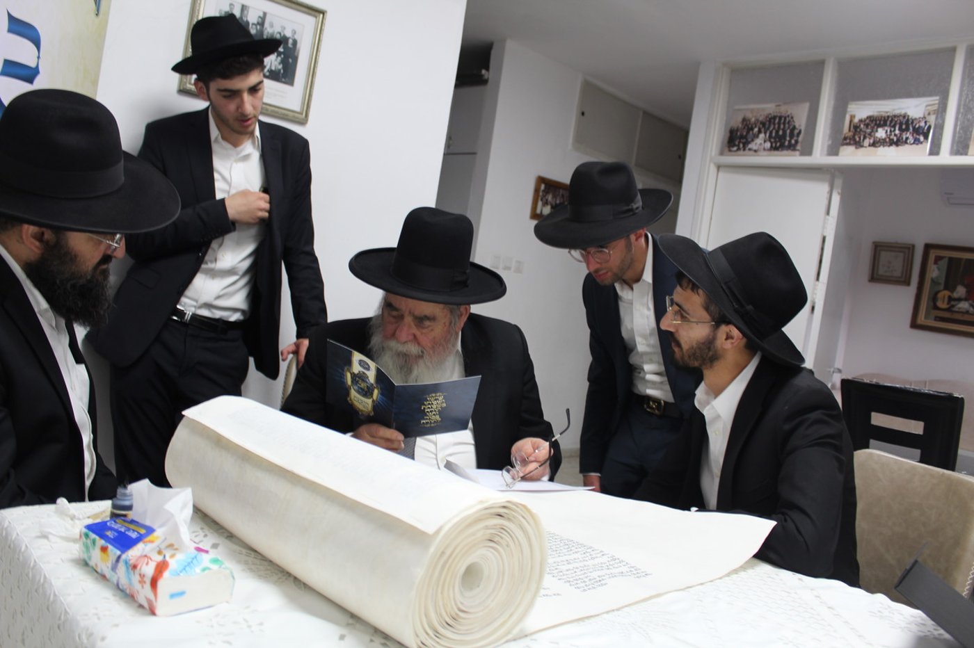 גדולי ישראל בכתיבת אותיות בס"ת של קהילת 'אוהל תורה' 