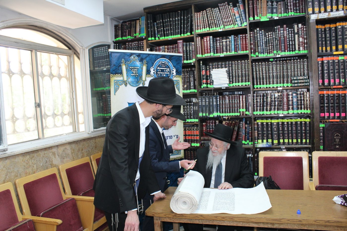 גדולי ישראל בכתיבת אותיות בס"ת של קהילת 'אוהל תורה' 