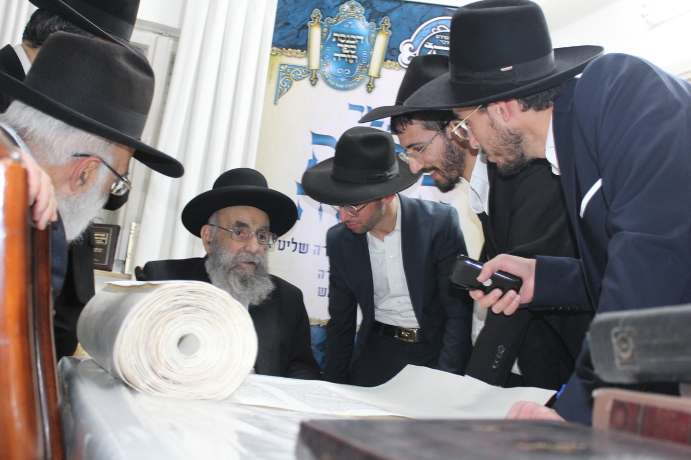 גדולי ישראל בכתיבת אותיות בס"ת של קהילת 'אוהל תורה' 