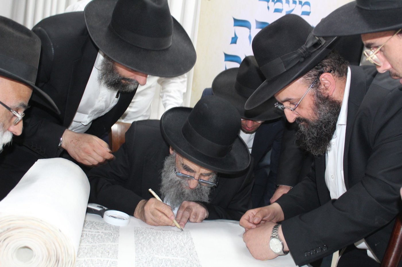 גדולי ישראל בכתיבת אותיות בס"ת של קהילת 'אוהל תורה' 