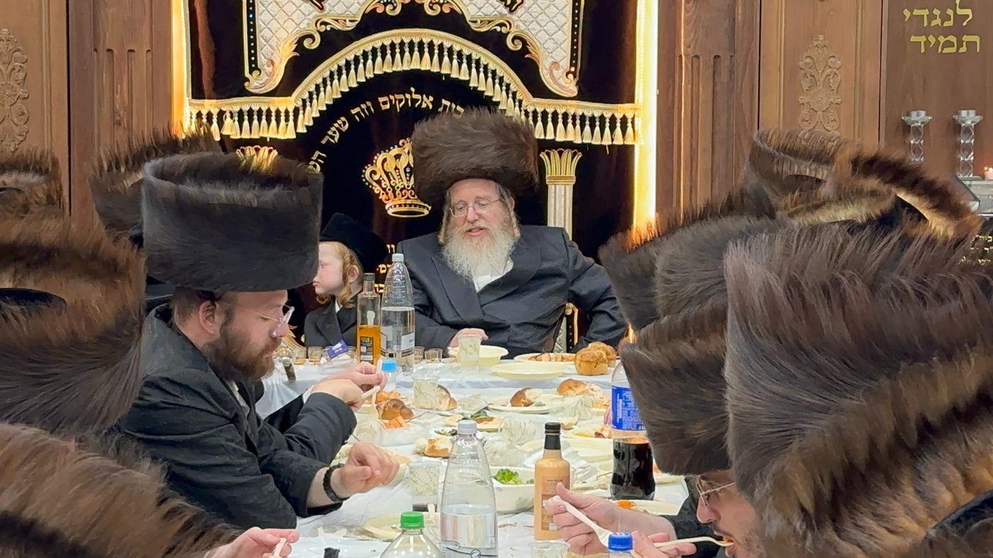 הרה"צ חיים מרדכי רוזנבוים במלווה מלכה בביתר