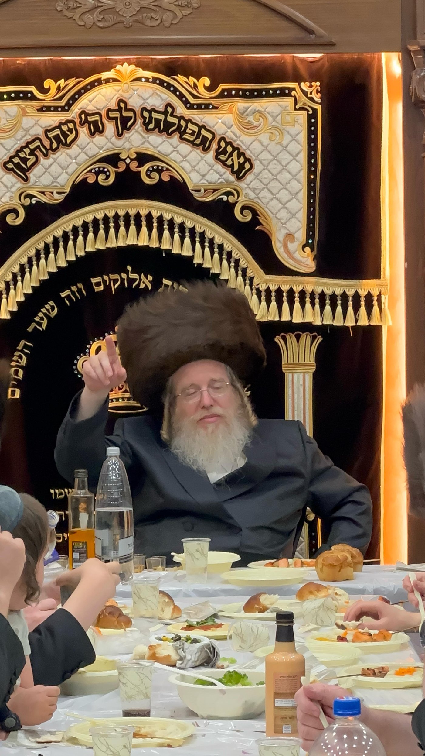 הרה"צ חיים מרדכי רוזנבוים במלווה מלכה בביתר