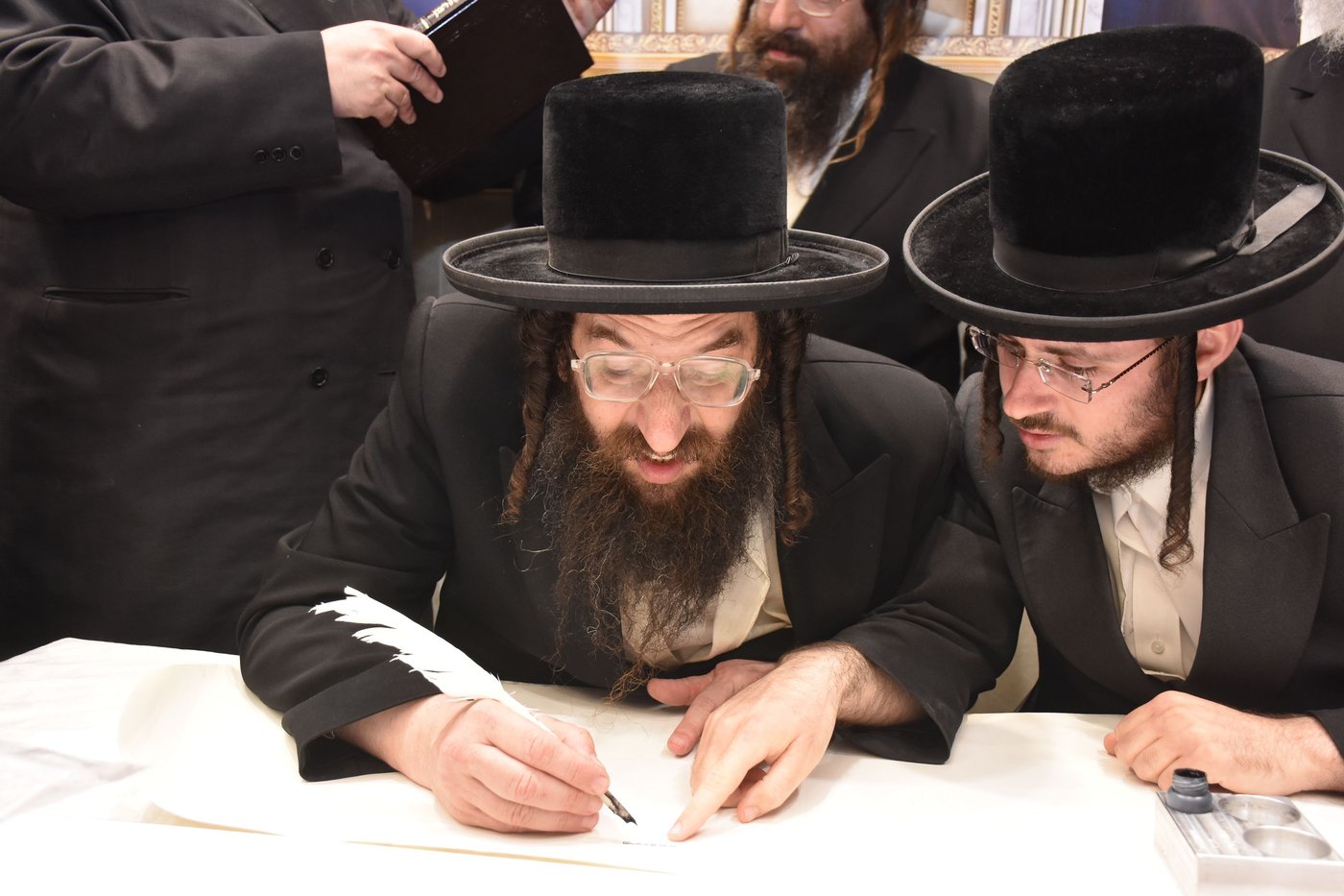 קביעת מזוזות להיכל התורה "בית מרדכי אהרן" מאקאווא בני ברק