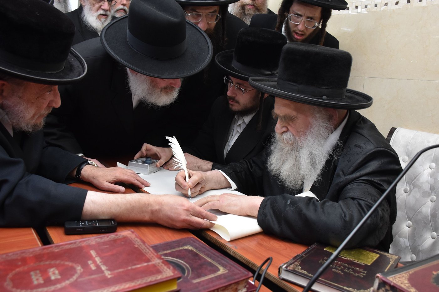 קביעת מזוזות להיכל התורה "בית מרדכי אהרן" מאקאווא בני ברק
