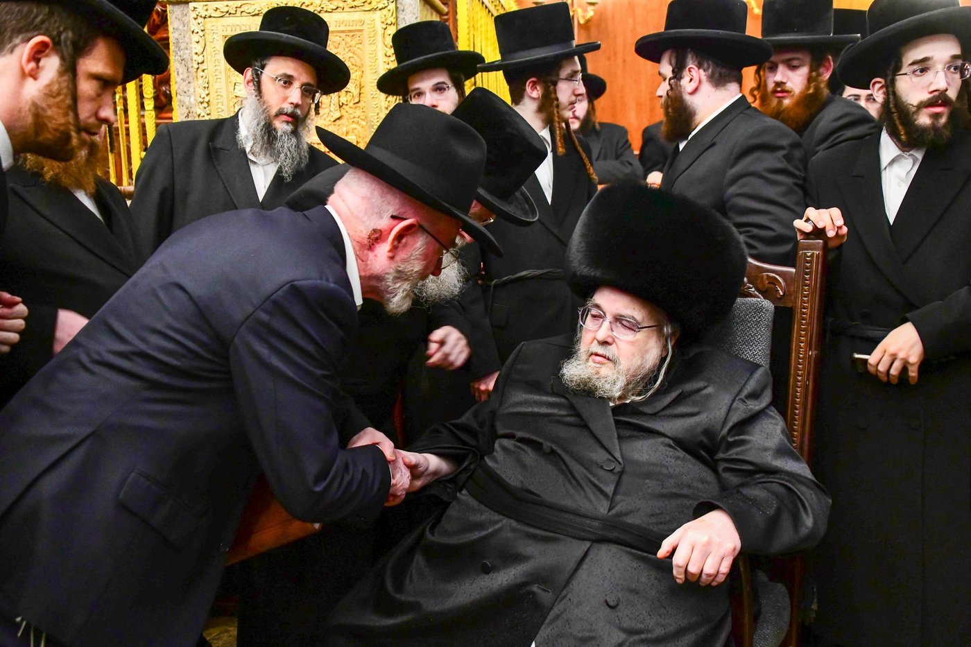 עוברים להתברך אצל האדמו"ר מבעלזא אחר ספירת העומר