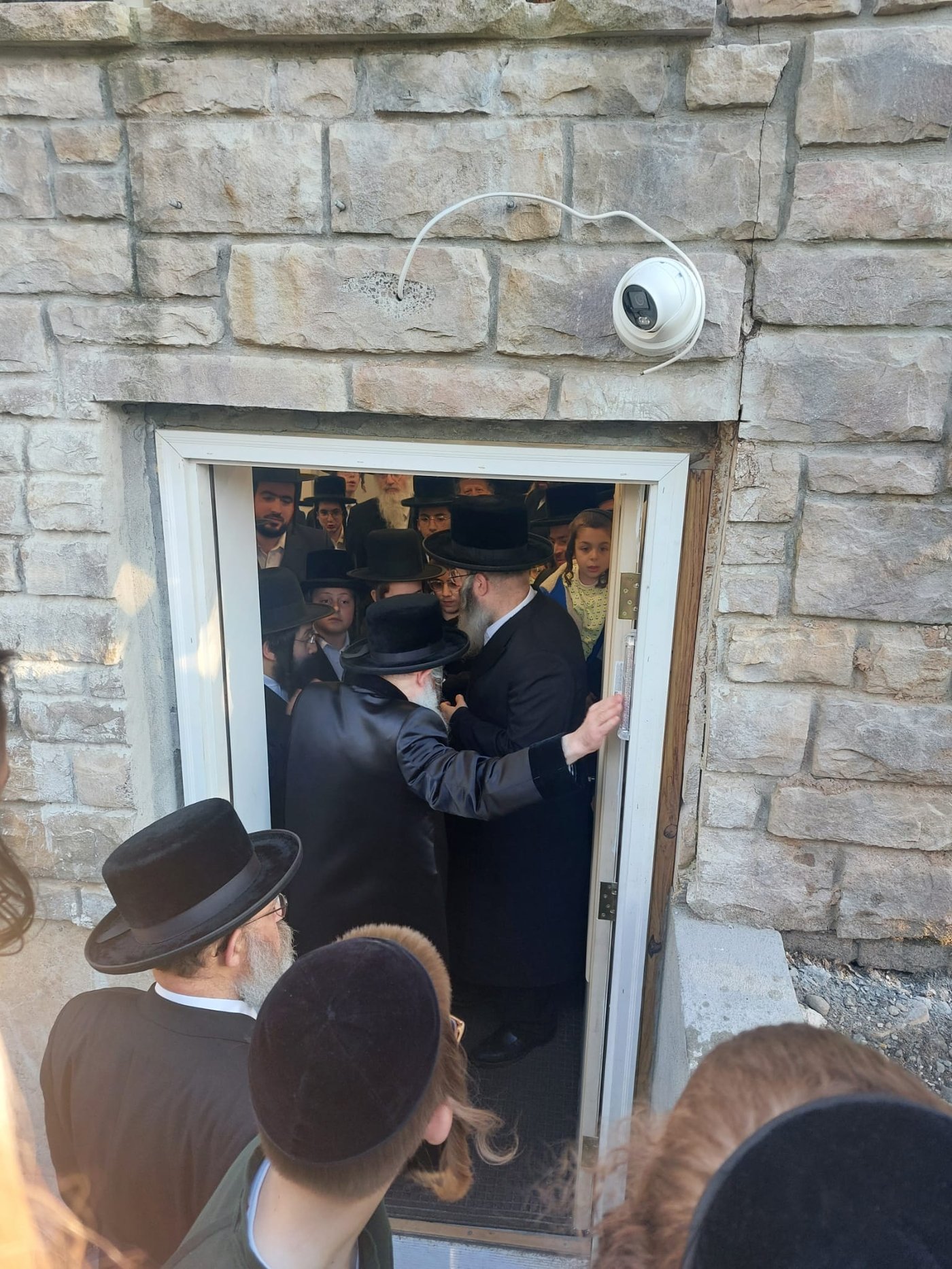 האדמו"ר מסקולען מונסי בקביעת מזוזות לביהמ"ד 'תפארת יעקב' 