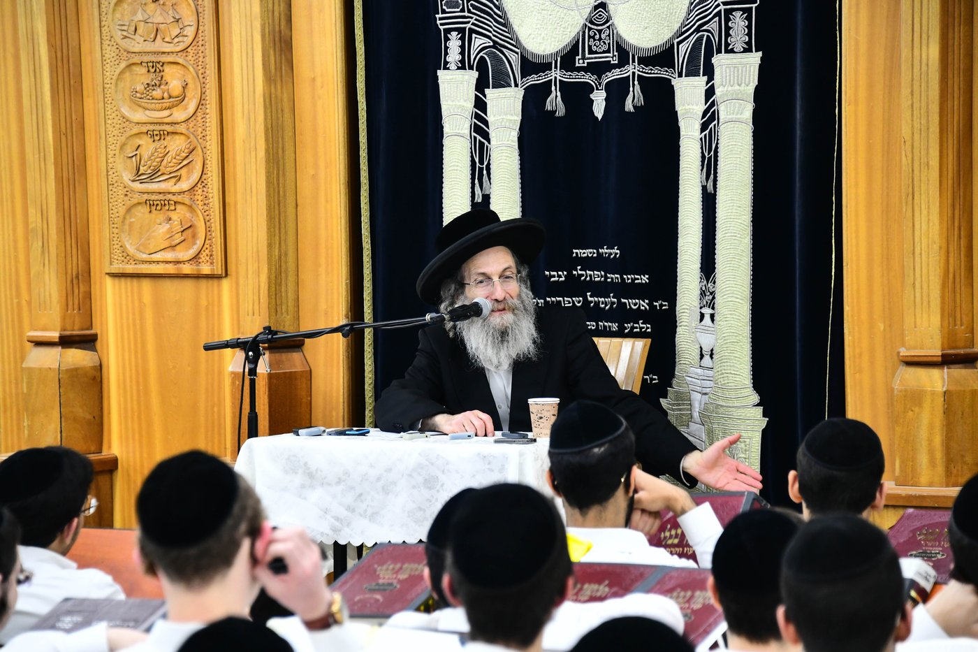 הגה"צ רבי אלימלך בידרמן בשיחת חיזוק ב'קריית מלך'