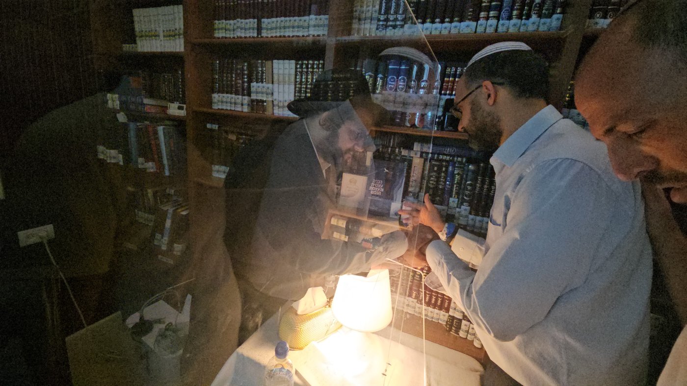 חננאל גז בביקור אצל הגאון הינוקא