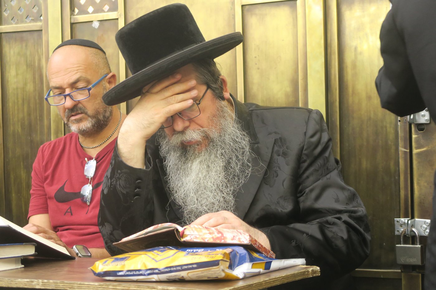 האדמו"ר משבט הלוי בתפילה באתרא קדישא מירון