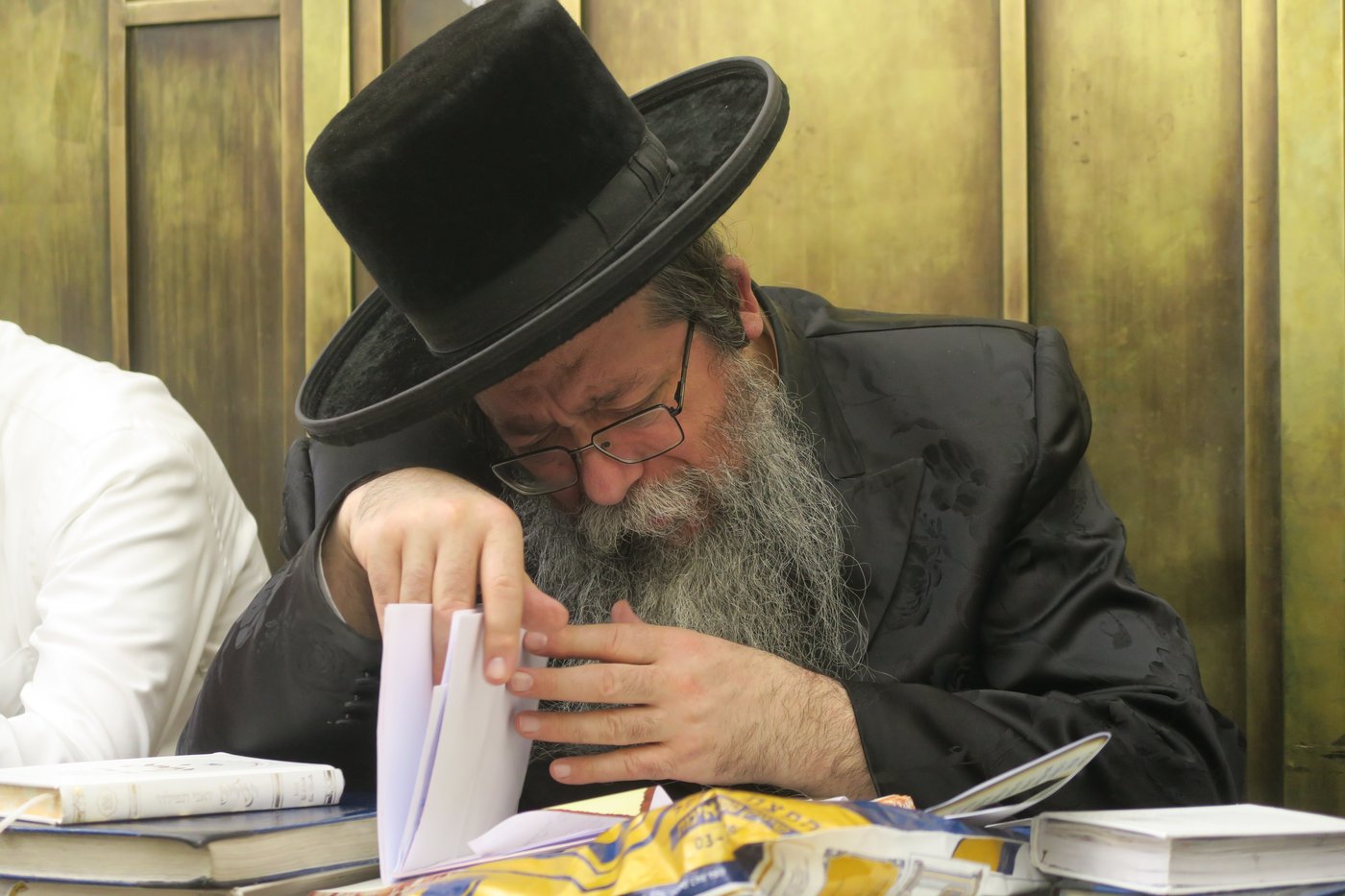 האדמו"ר משבט הלוי בתפילה באתרא קדישא מירון