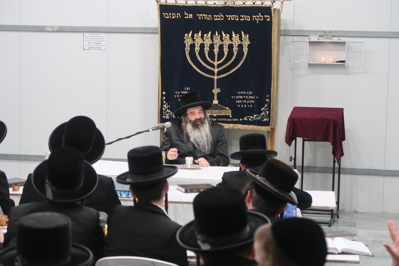 האדמו"ר מזוטשקא בשיחת הכנה לחג השבועות