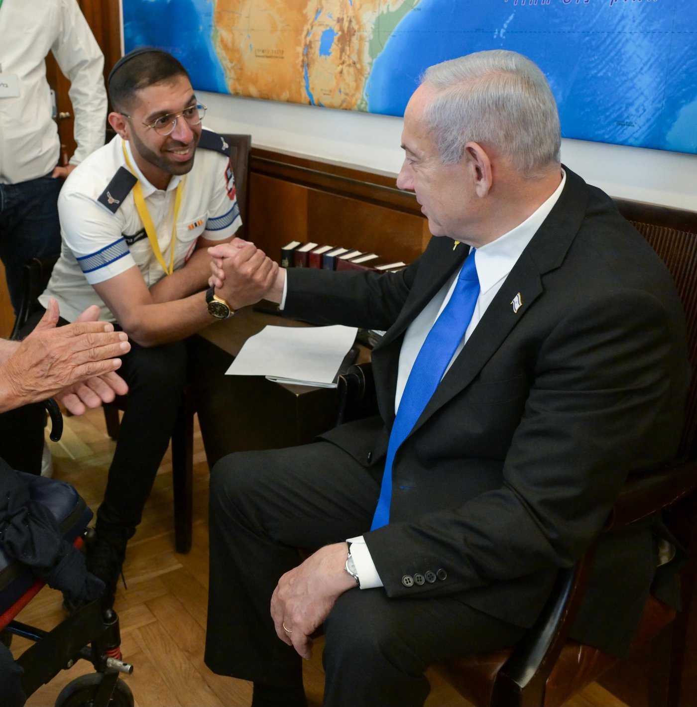 נתניהו וגיבור הקרב שרו יחד "שבחי ירושלים" - בתוך הלשכה | צפו