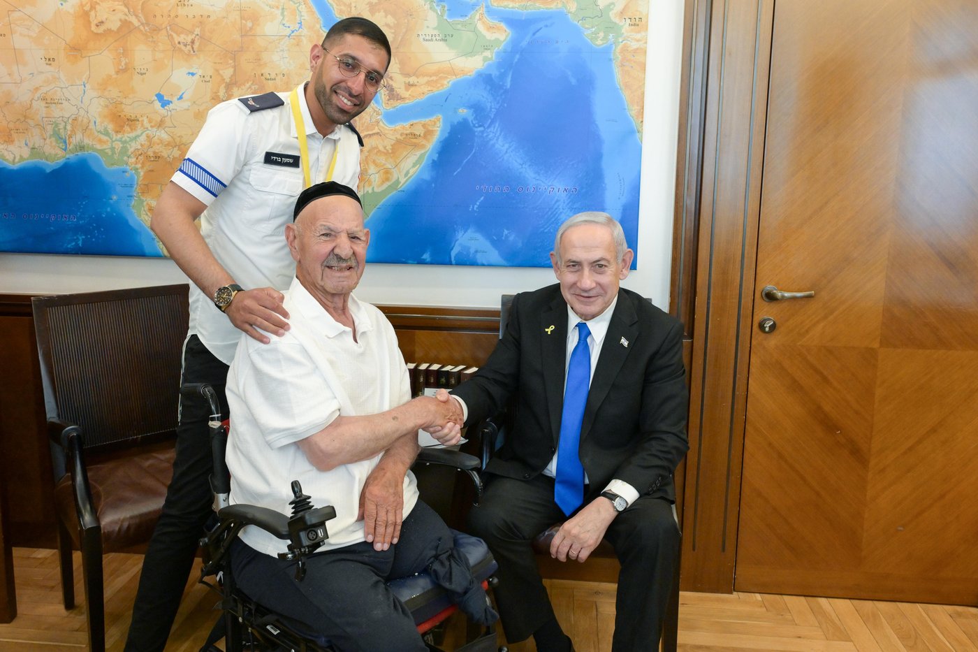 נתניהו וגיבור הקרב שרו יחד "שבחי ירושלים" - בתוך הלשכה | צפו