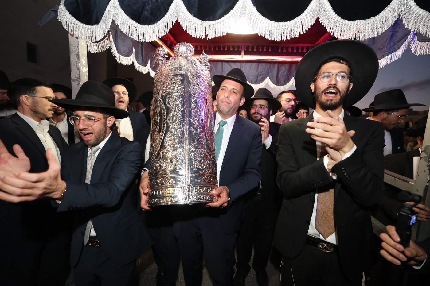 הכנסת ספר תורה בקהילת אוהל תורה בבית שמש