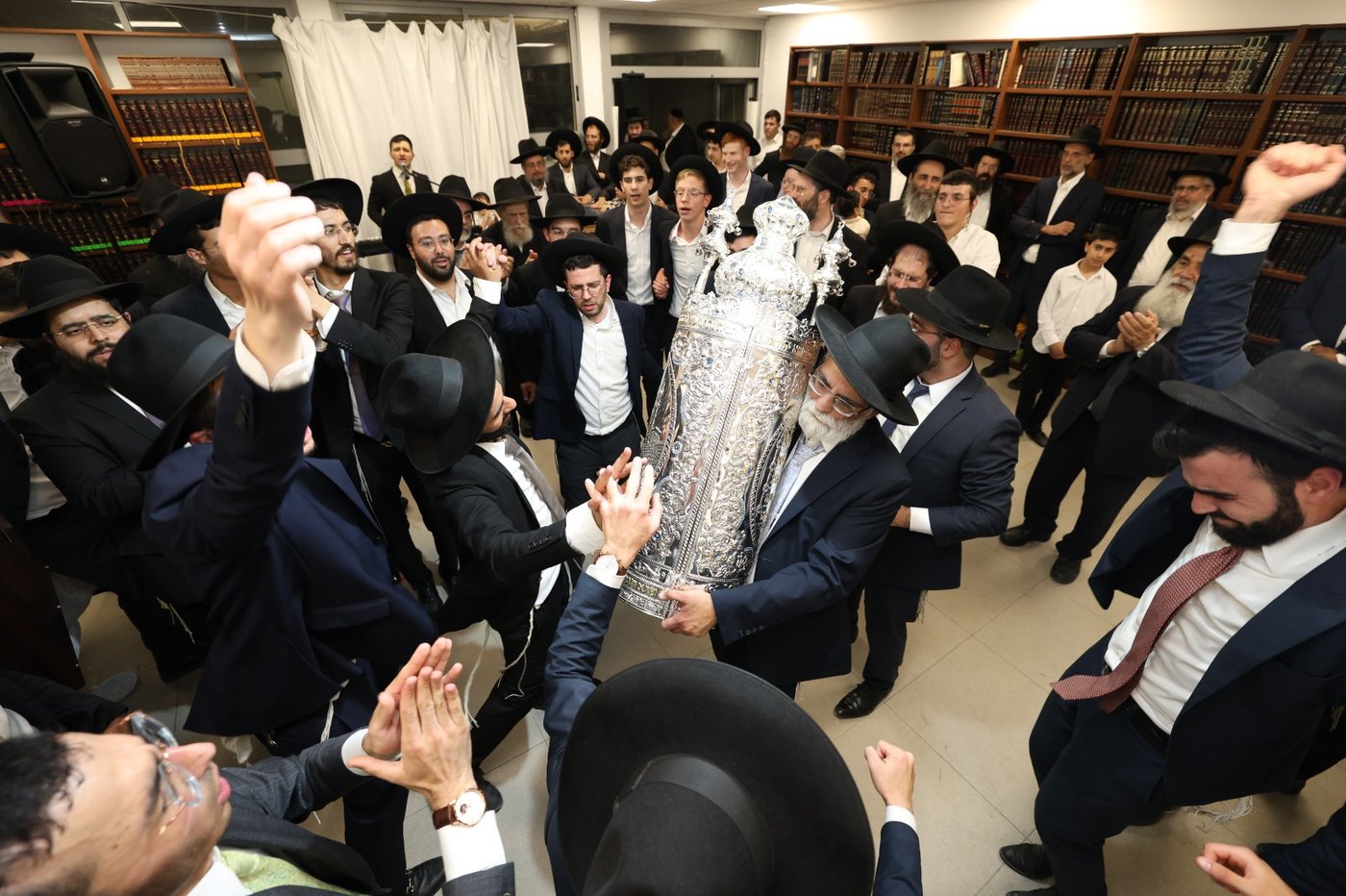 הכנסת ספר תורה בקהילת אוהל תורה בבית שמש