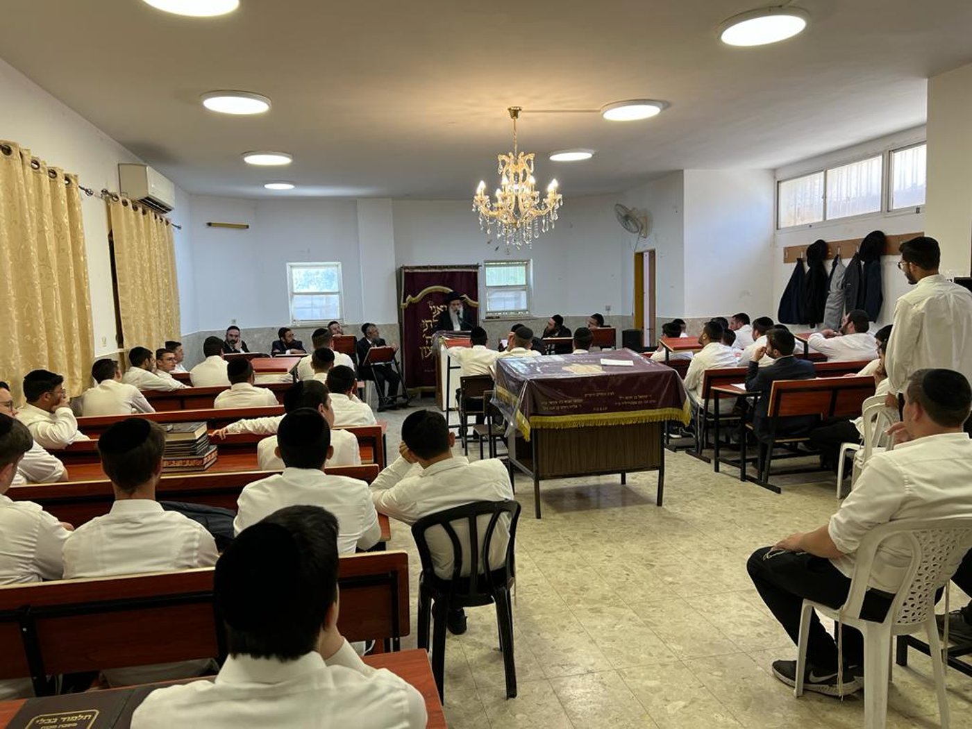 הרב שרגא שטיינמן בשיעור בהיכל ישיבת נתיבות התורה
