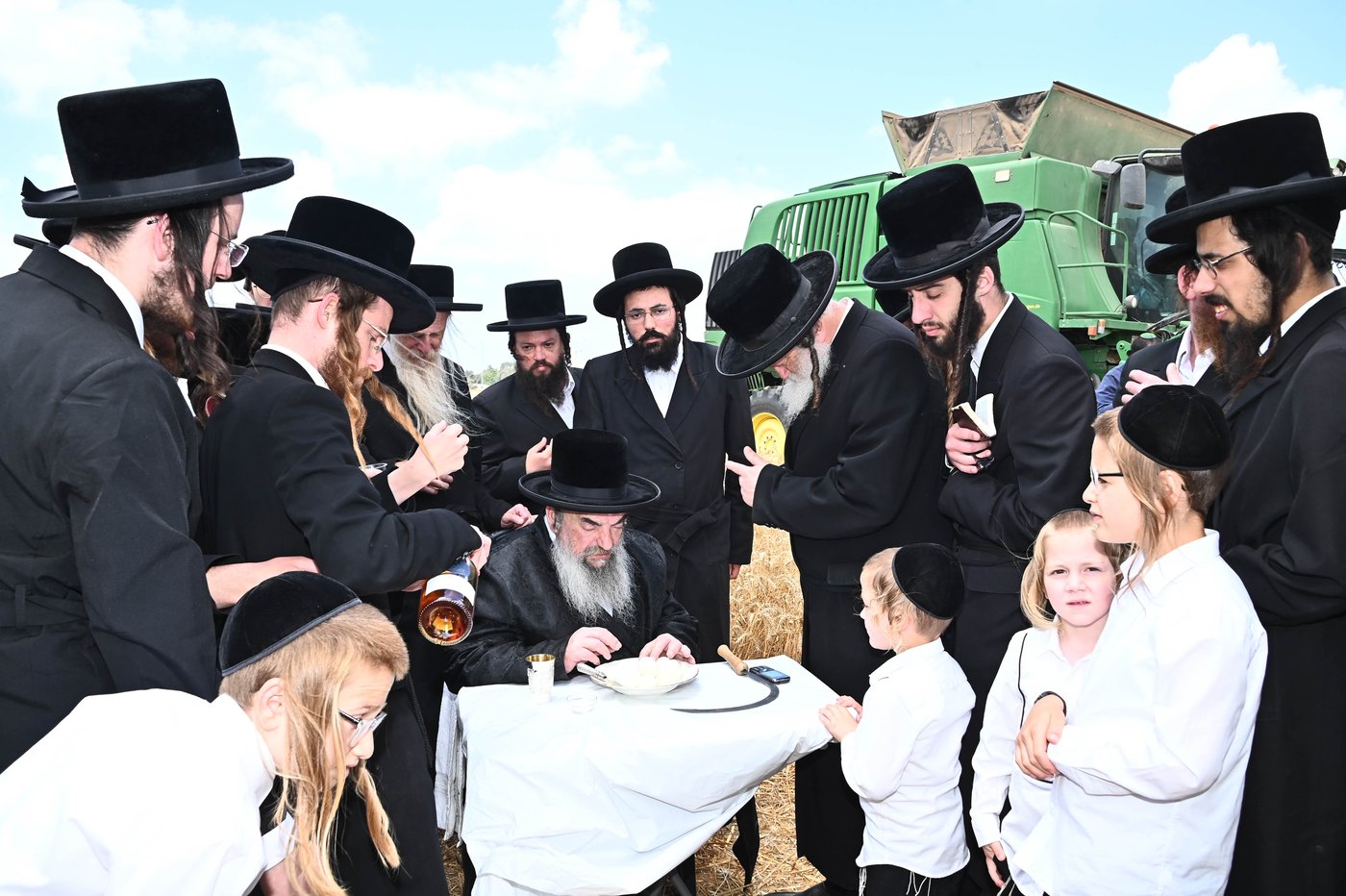 האדמו"ר מלעלוב בקצירת חיטים