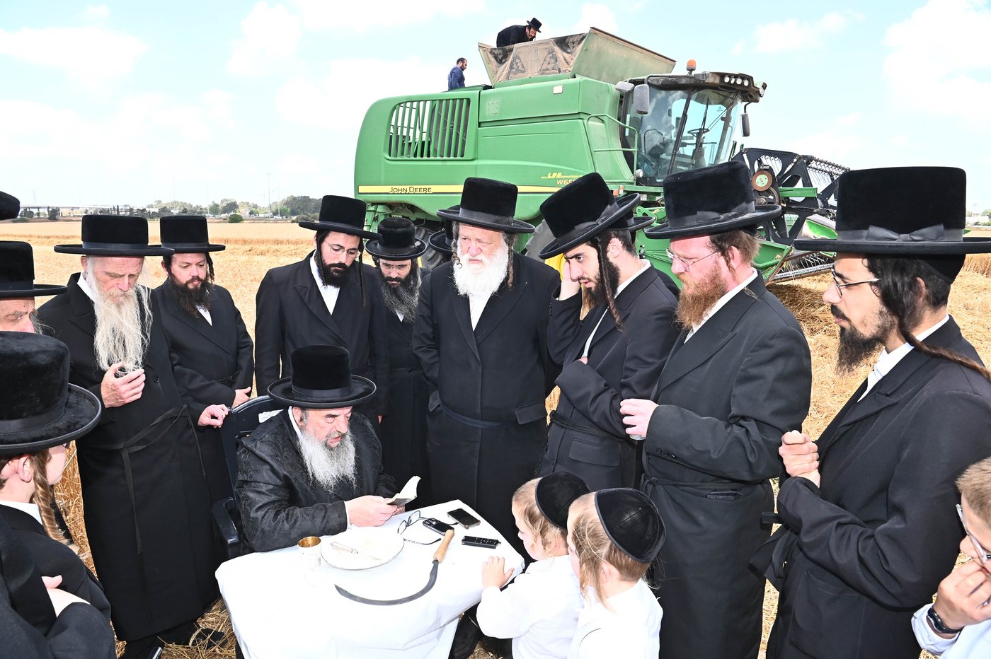 האדמו"ר מלעלוב בקצירת חיטים