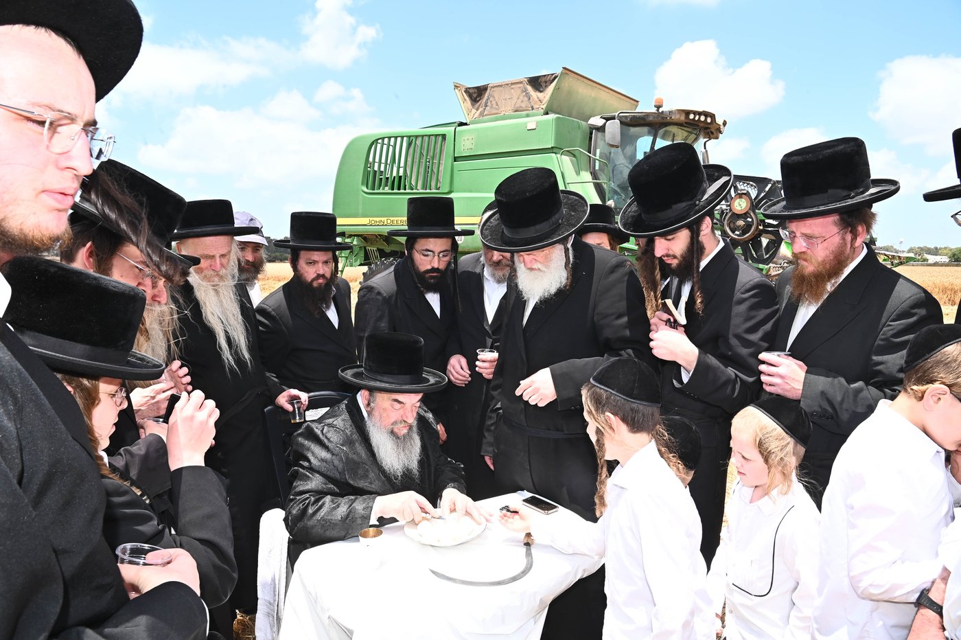 האדמו"ר מלעלוב בקצירת חיטים