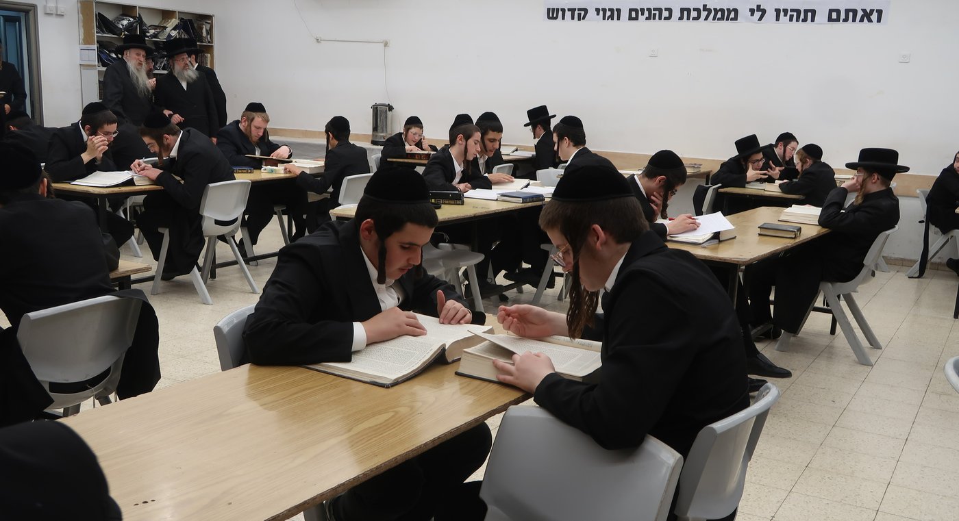 האדמו"ר מטשארנאביל בסיור בין הלומדים