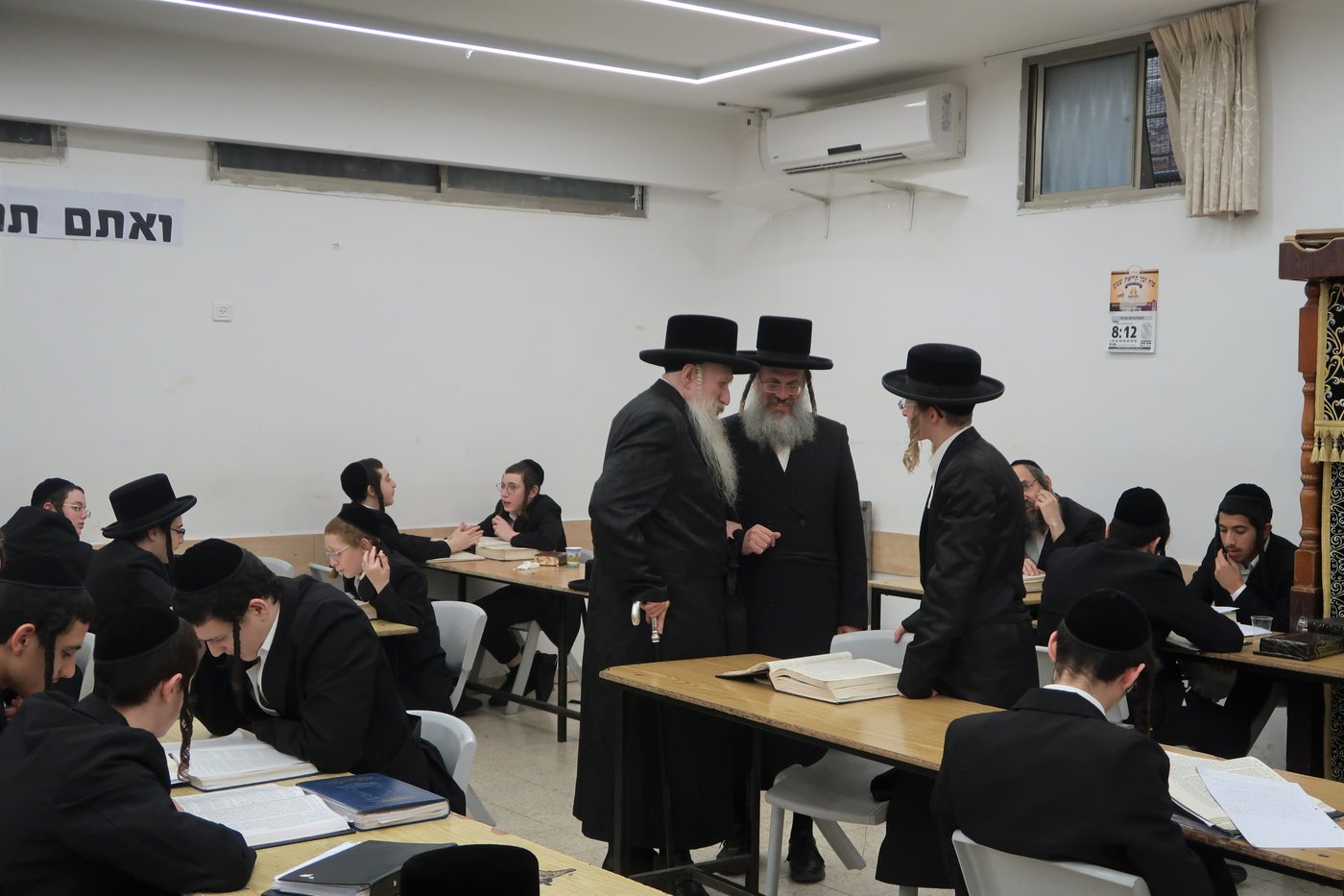 האדמו"ר מטשארנאביל בסיור בין הלומדים