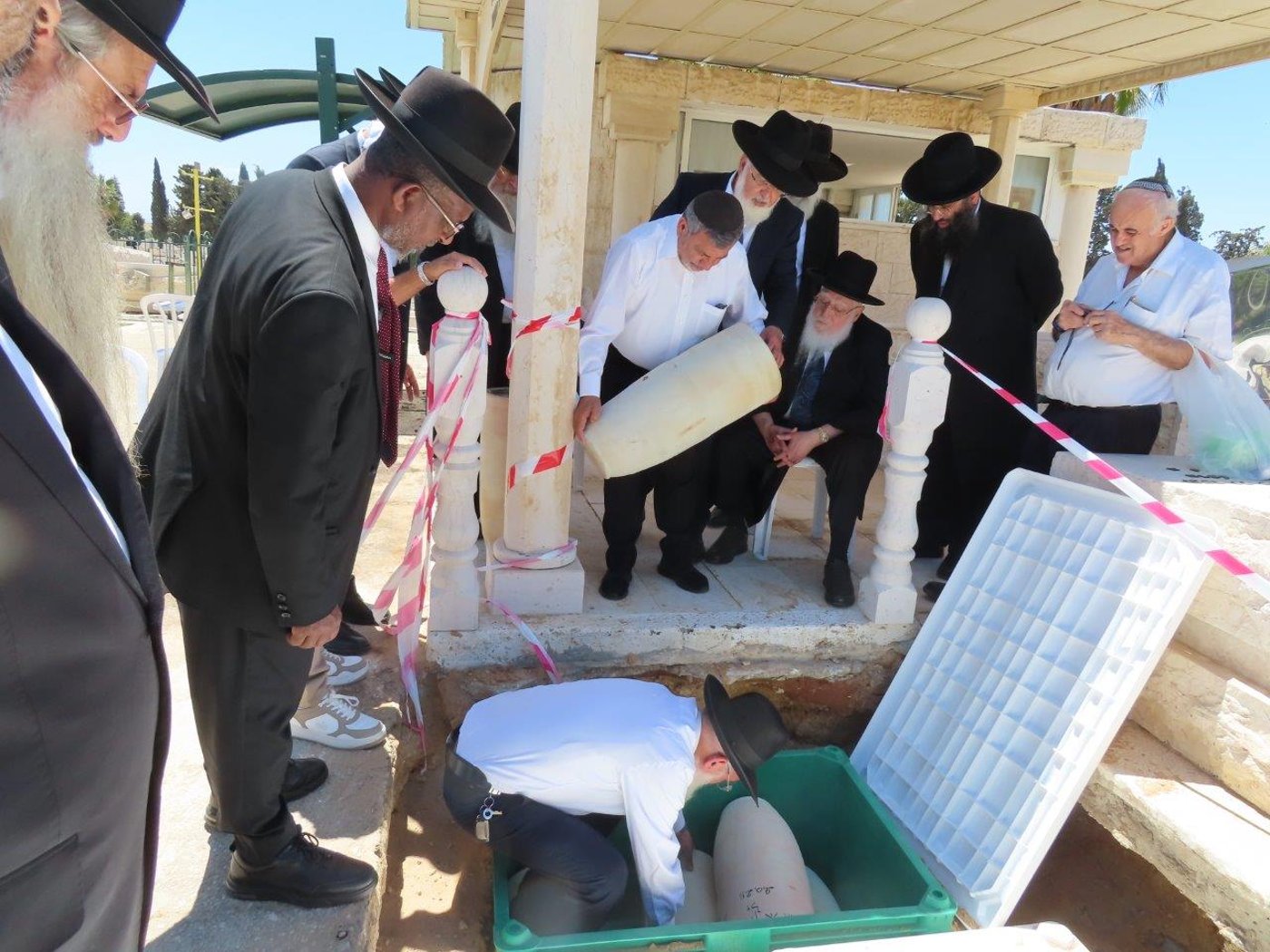 מעמד קבורת הגניזה באשדוד