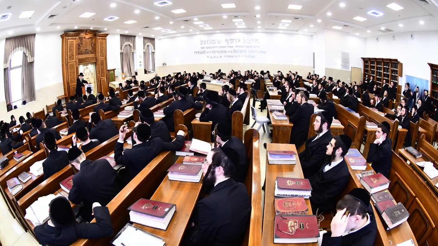 האדמו"ר מסטריקוב בשיחה בישיבת באבוב 