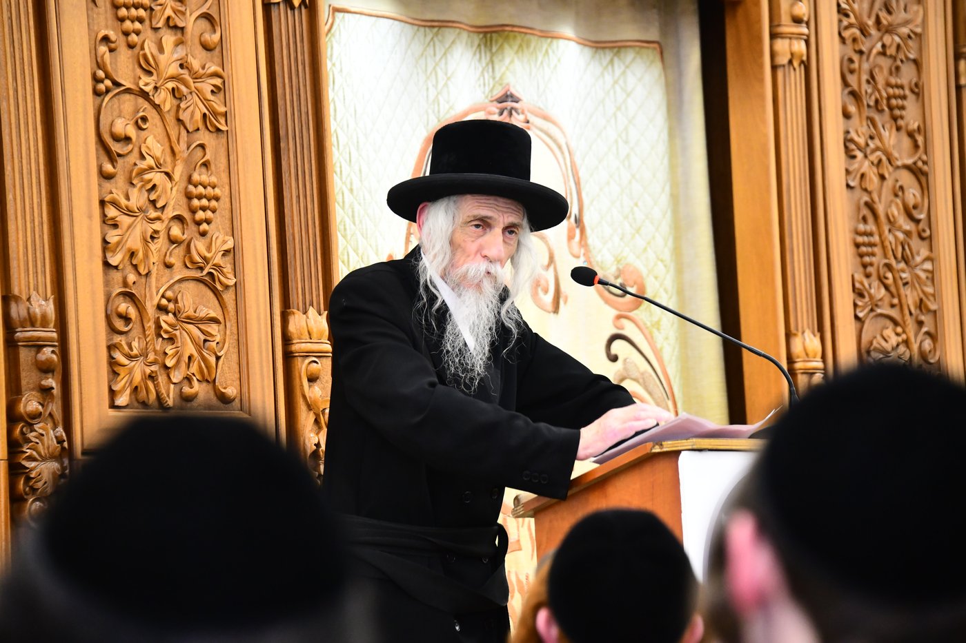 האדמו"ר מסטריקוב בשיחה בישיבת באבוב 