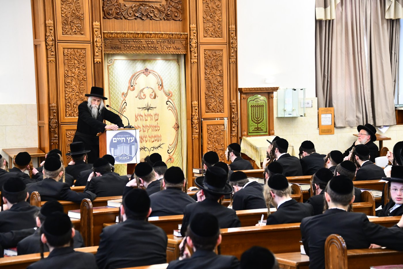 האדמו"ר מסטריקוב בשיחה בישיבת באבוב 