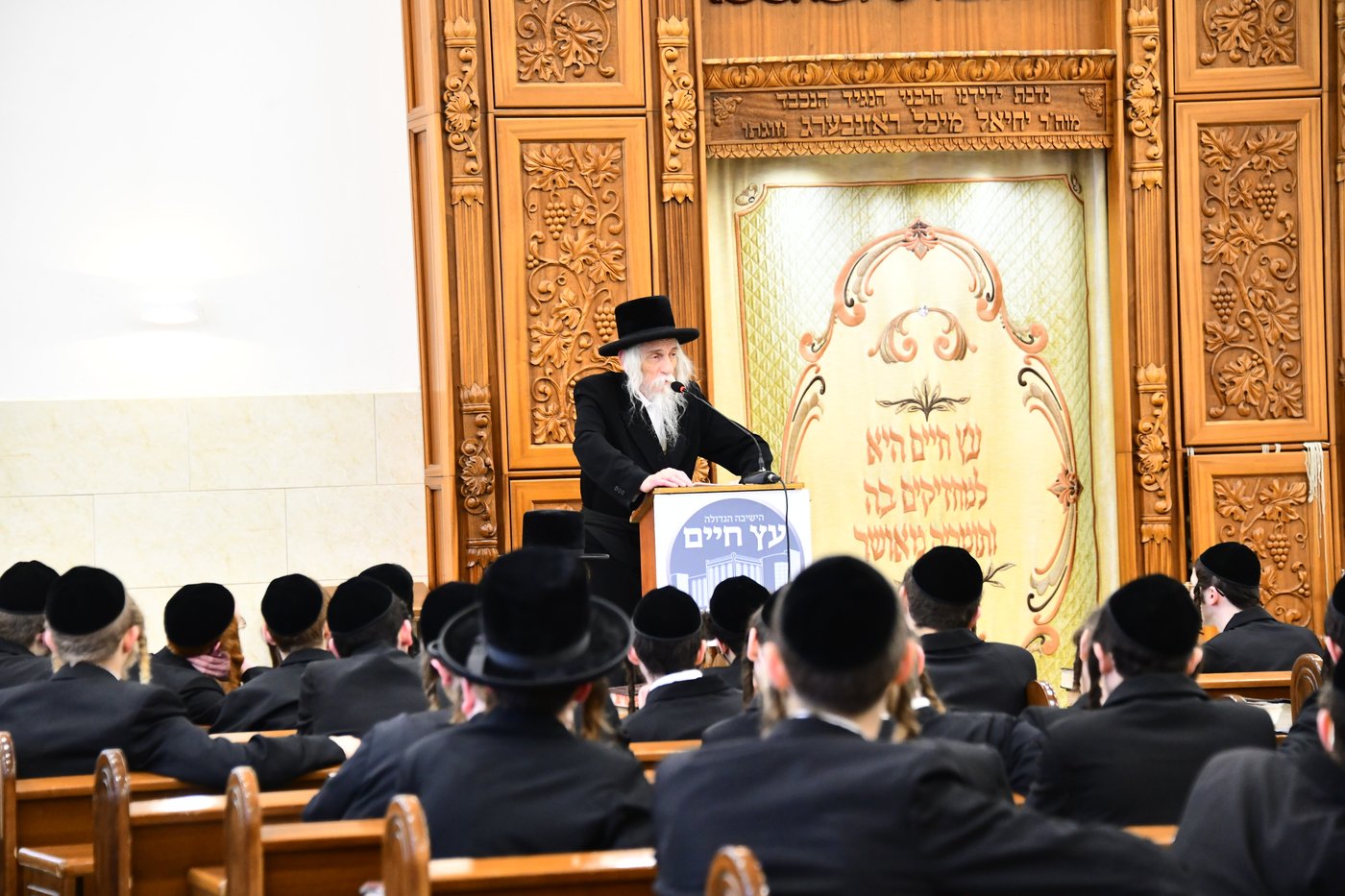 האדמו"ר מסטריקוב בשיחה בישיבת באבוב 