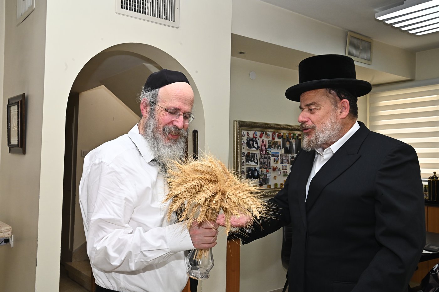 הגרח"פ ברגמן בקבלת חיטים לקראת חג השבועות