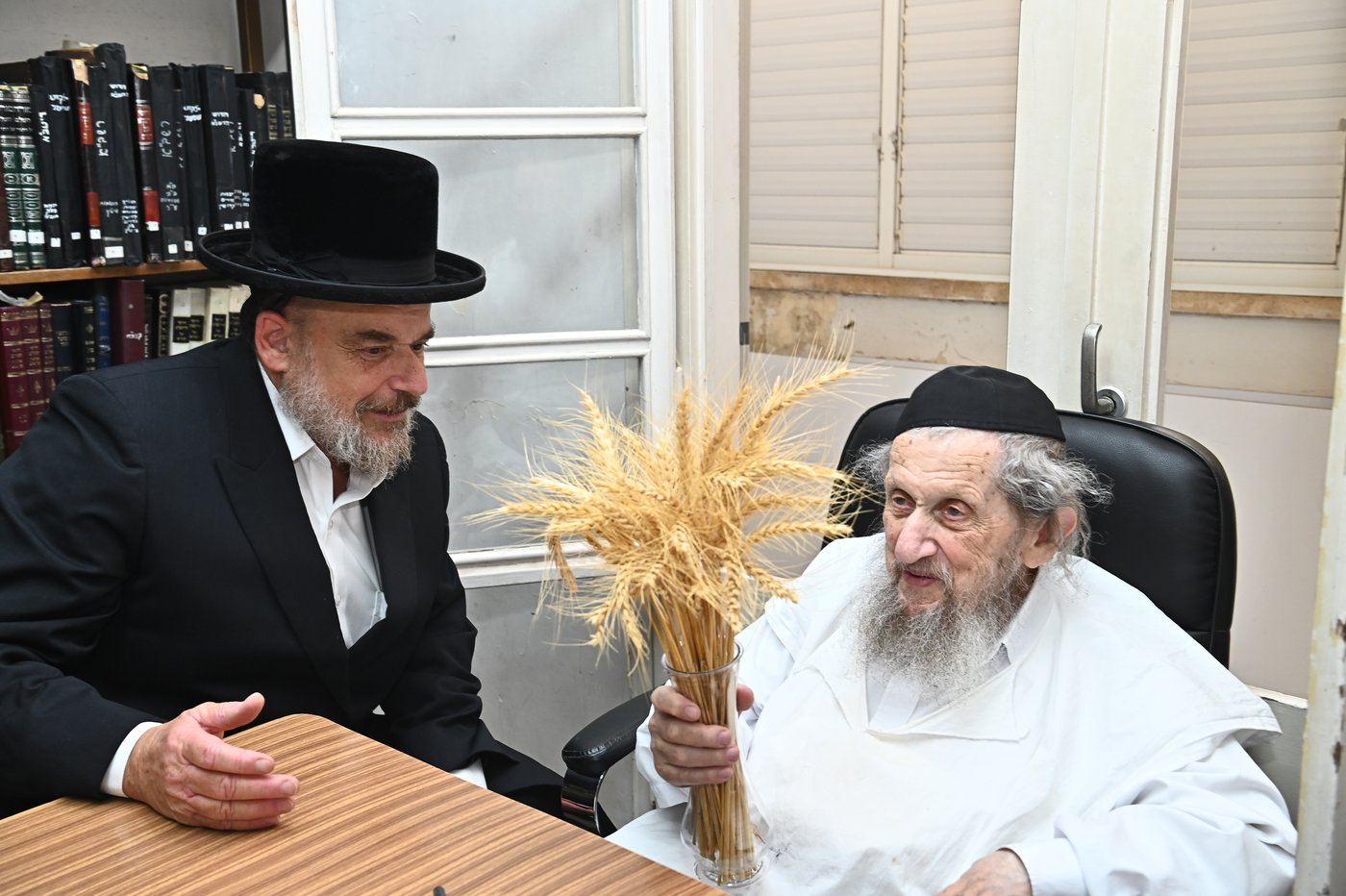 הגר"ד לנדו בקבלת חיטים לקראת חג השבועות