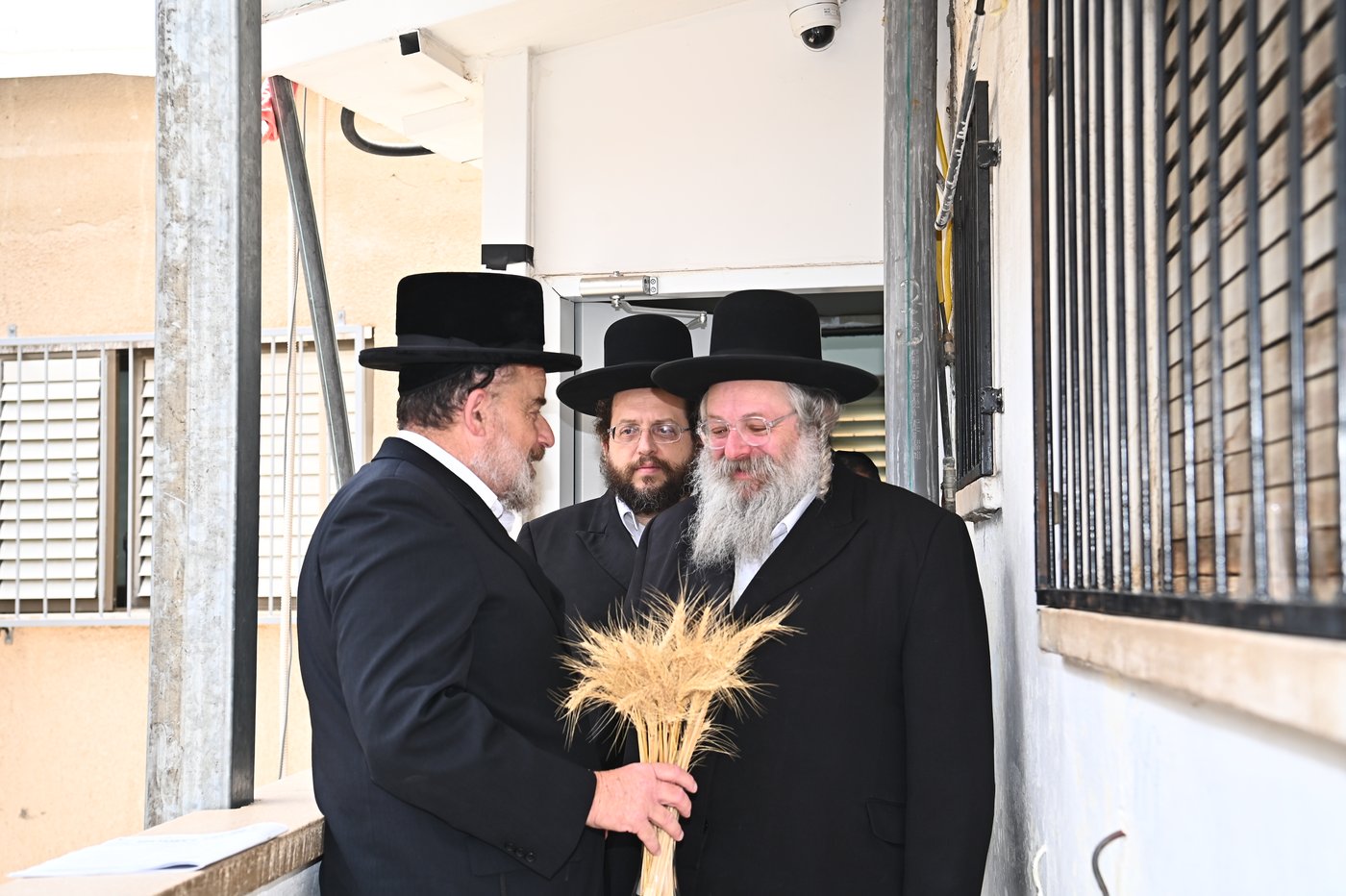 הגאון רבי נחמיה אלתר בקבלת חיטים לקראת חג השבועות