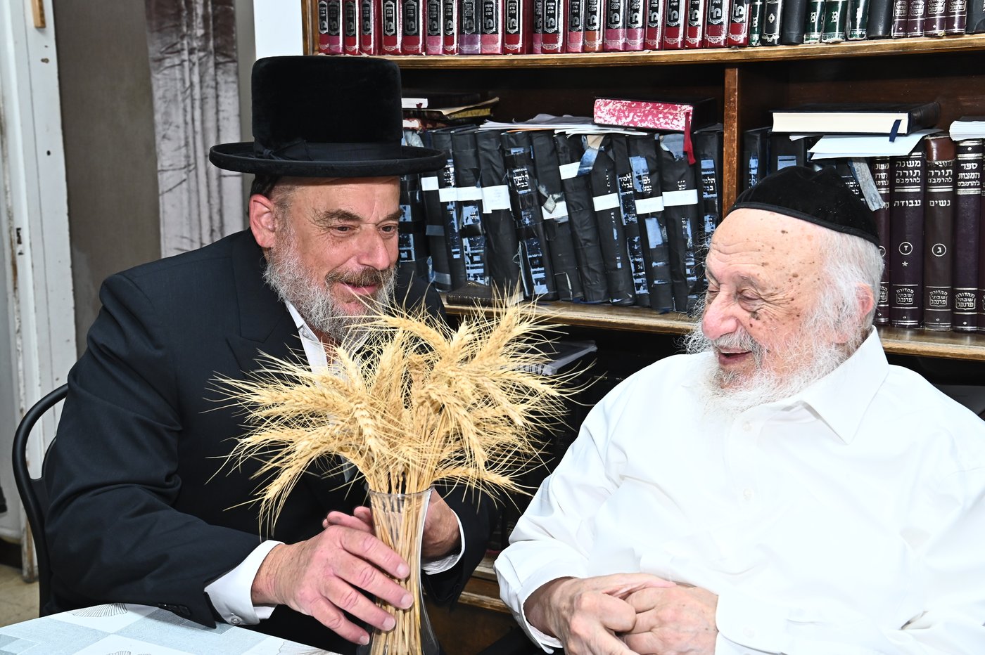 הגרב"ד פוברסקי בקבלת חיטים לקראת חג השבועות