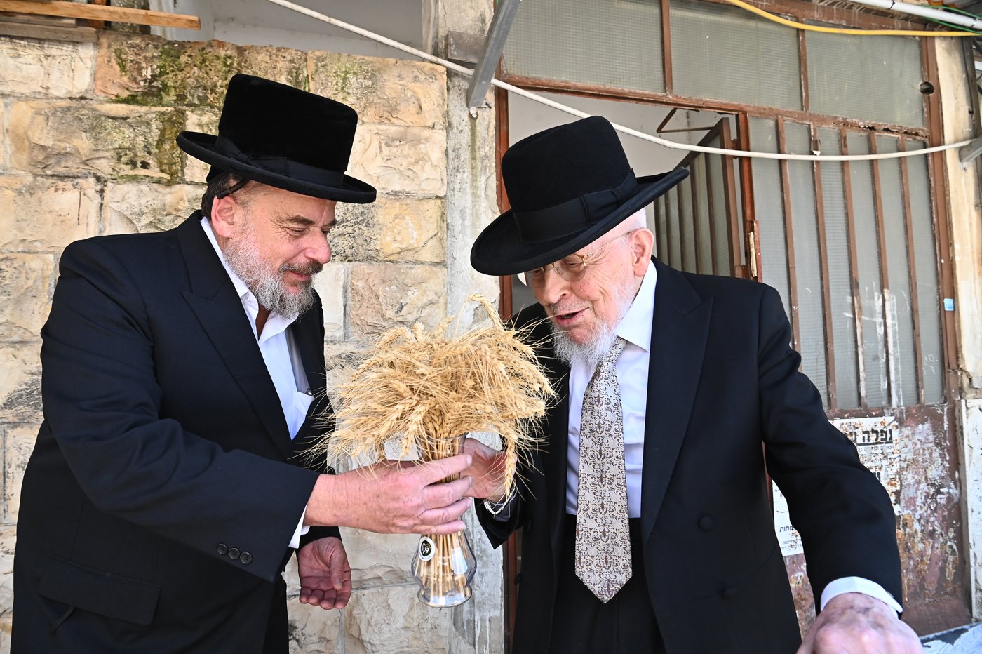 הגר"י אזרחי בקבלת חיטים לקראת חג השבועות