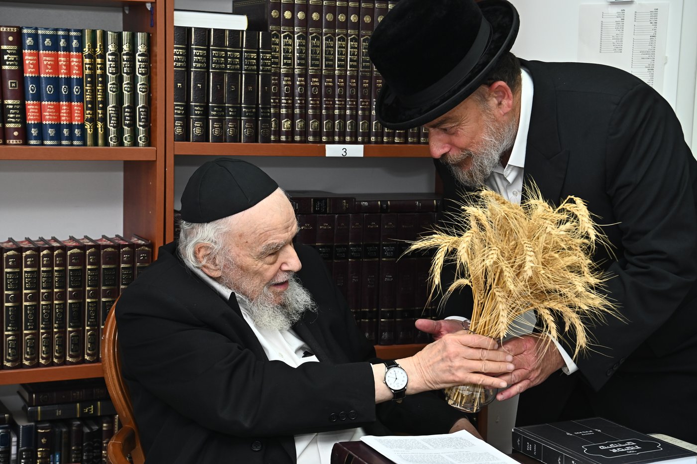 הגרמ"ה הירש בקבלת חיטים לקראת חג השבועות