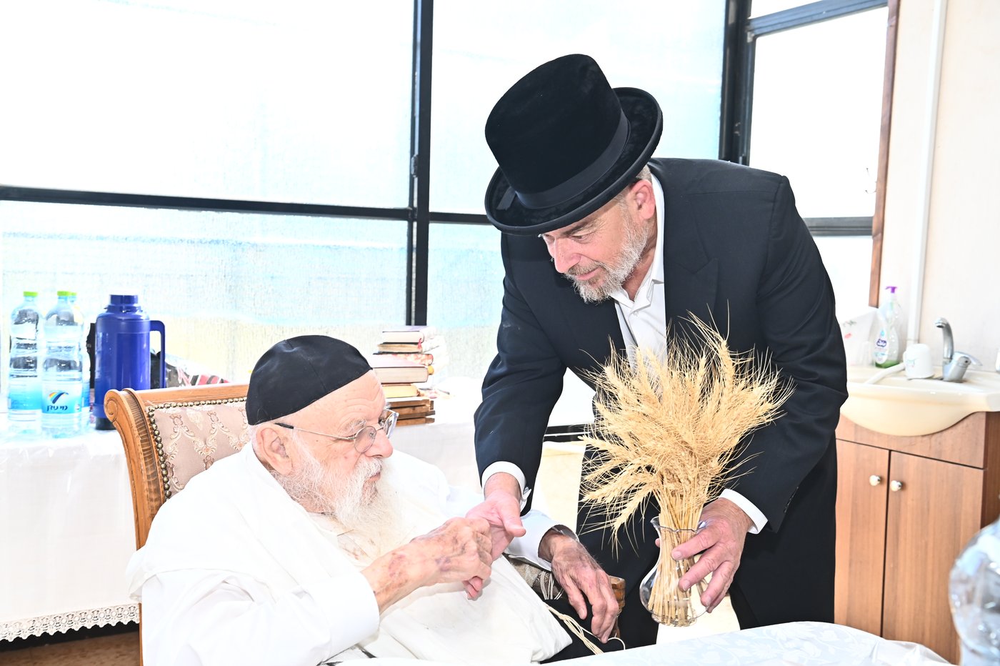 הגר"מ גריינמן בקבלת חיטים לקראת חג השבועות