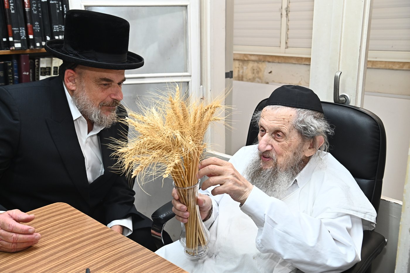הגר"ד לנדו בקבלת חיטים לקראת חג השבועות