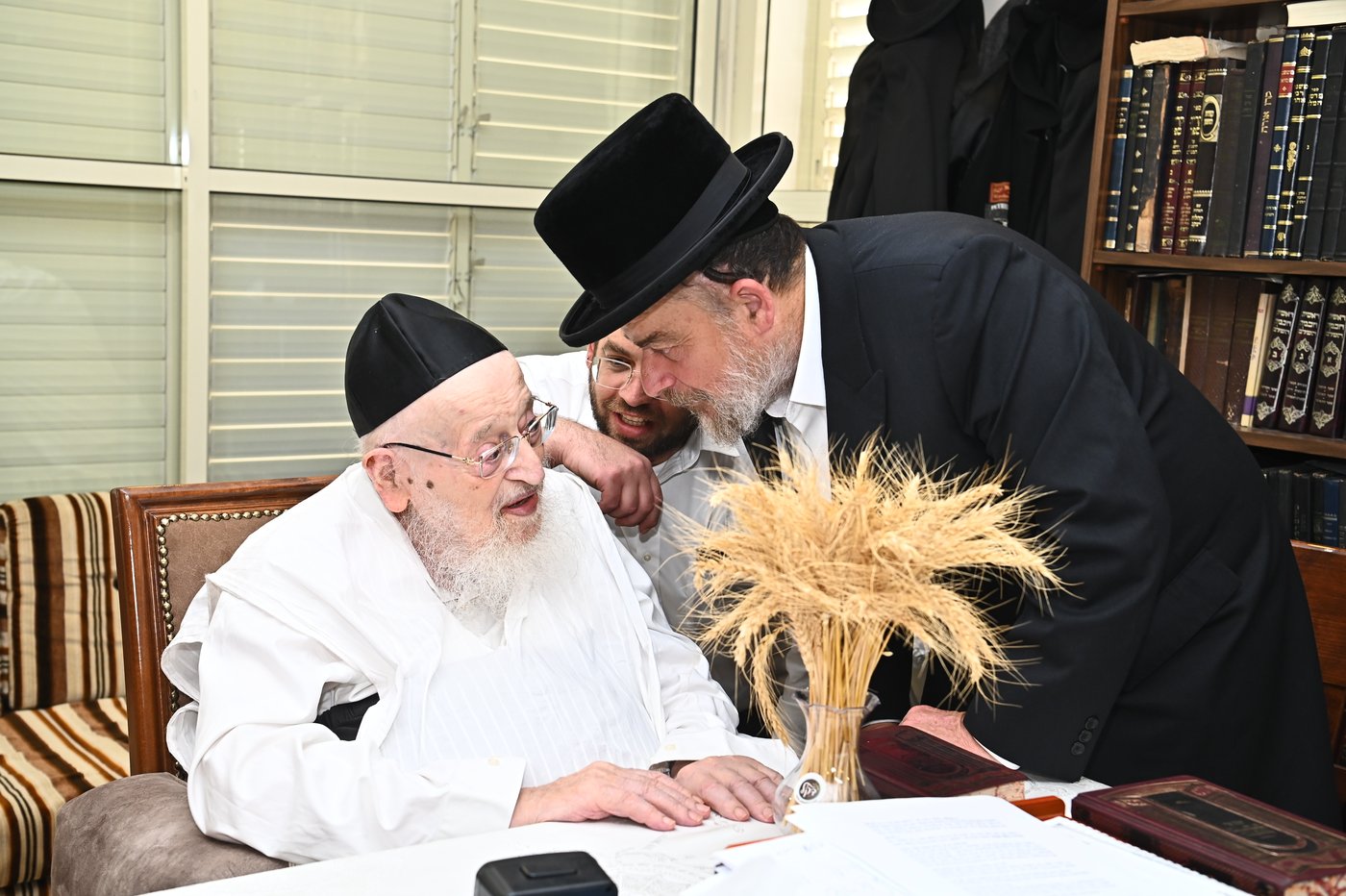 הגרמ"צ ברגמן בקבלת חיטים לקראת חג השבועות