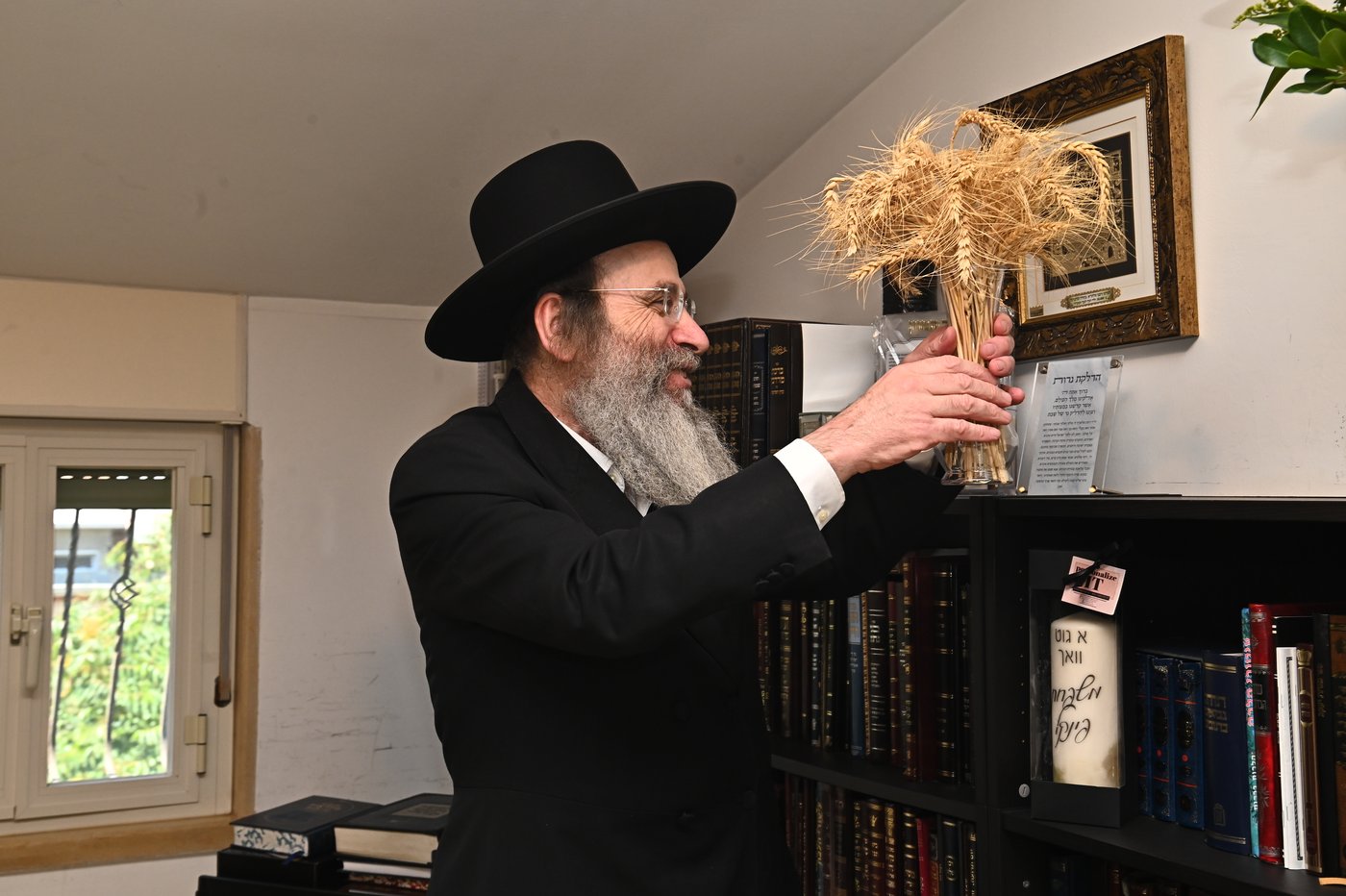 הגר"ב פינקל בקבלת חיטים לקראת חג השבועות