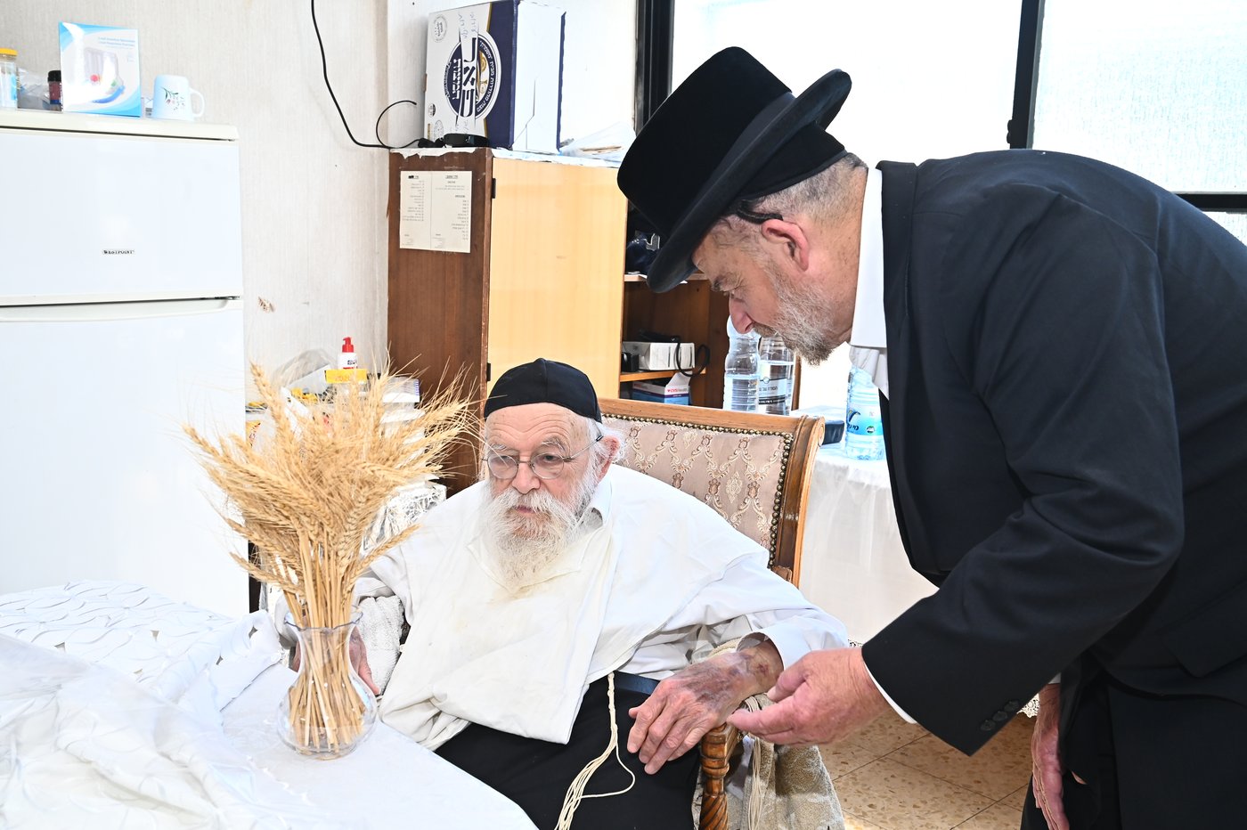 הגר"מ גריינמן בקבלת חיטים לקראת חג השבועות