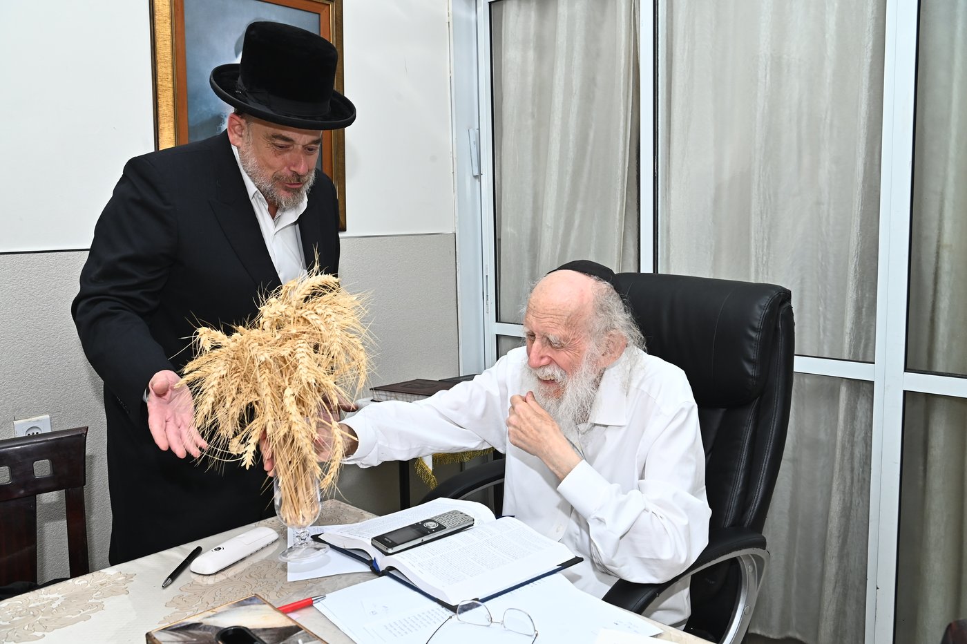 הגר"ש גלאי בקבלת חיטים לקראת חג השבועות