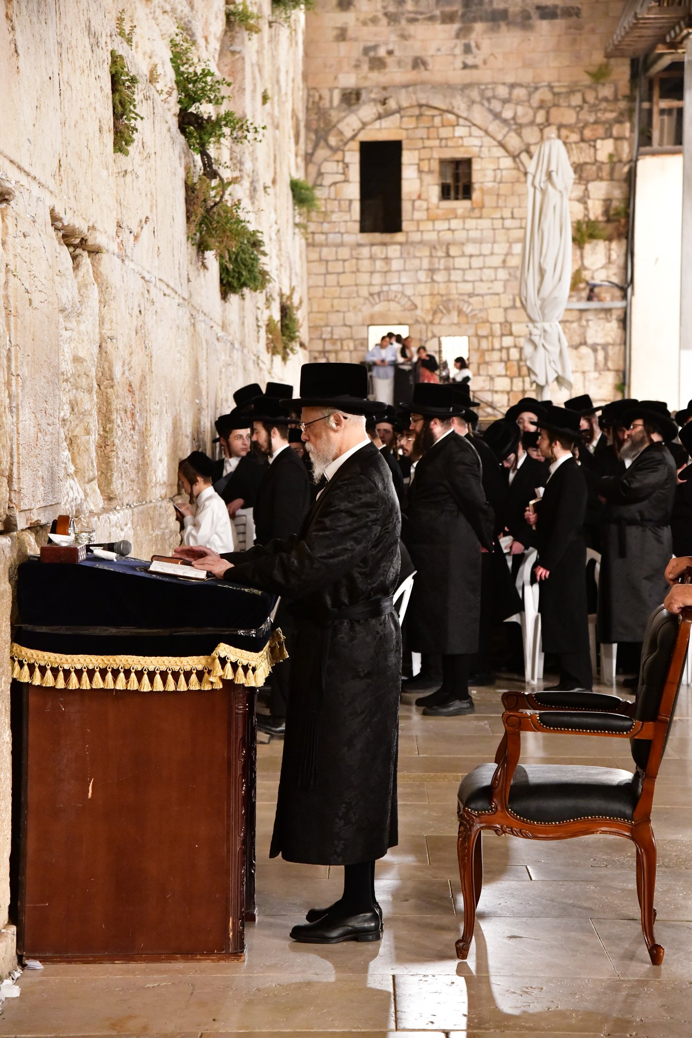 האדמו"ר מסערט ויז'ניץ בתפילה ע"י הכותל המערבי