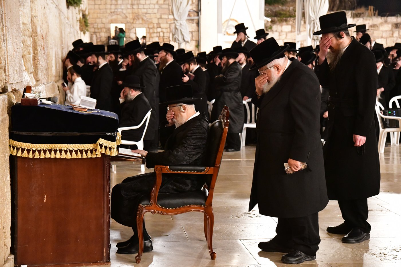 האדמו"ר מסערט ויז'ניץ בתפילה ע"י הכותל המערבי