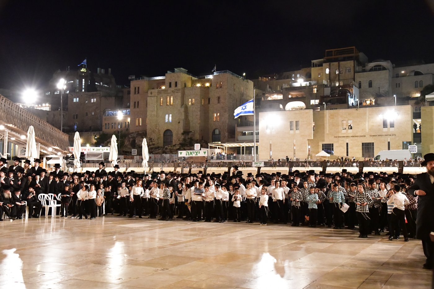 האדמו"ר מסערט ויז'ניץ בתפילה ע"י הכותל המערבי