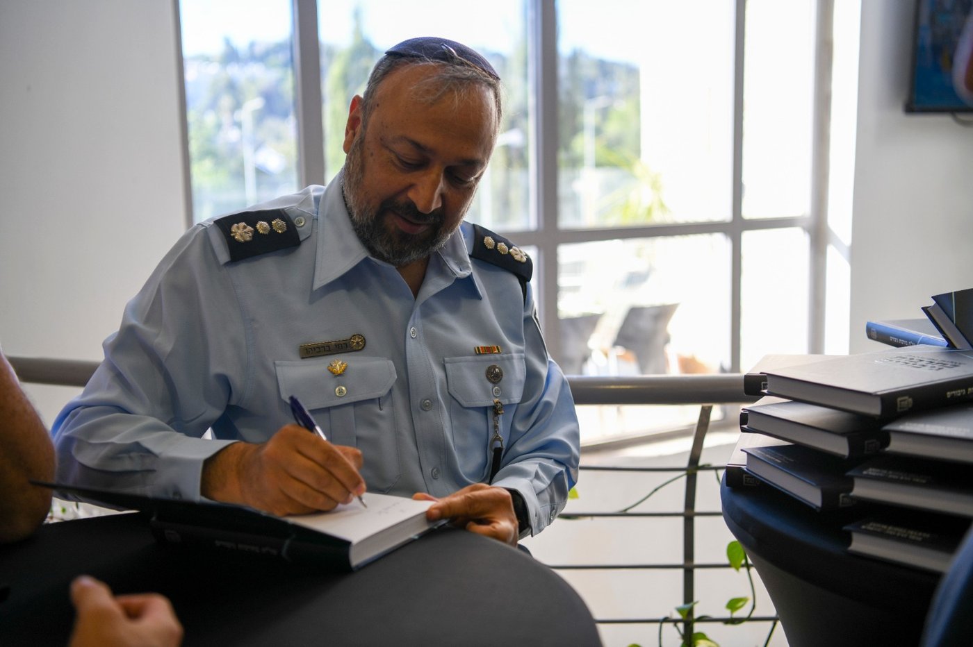 רבנות המשטרה השיקה: "בחרבות גיבורים" - ספר הלכתי לשוטרים