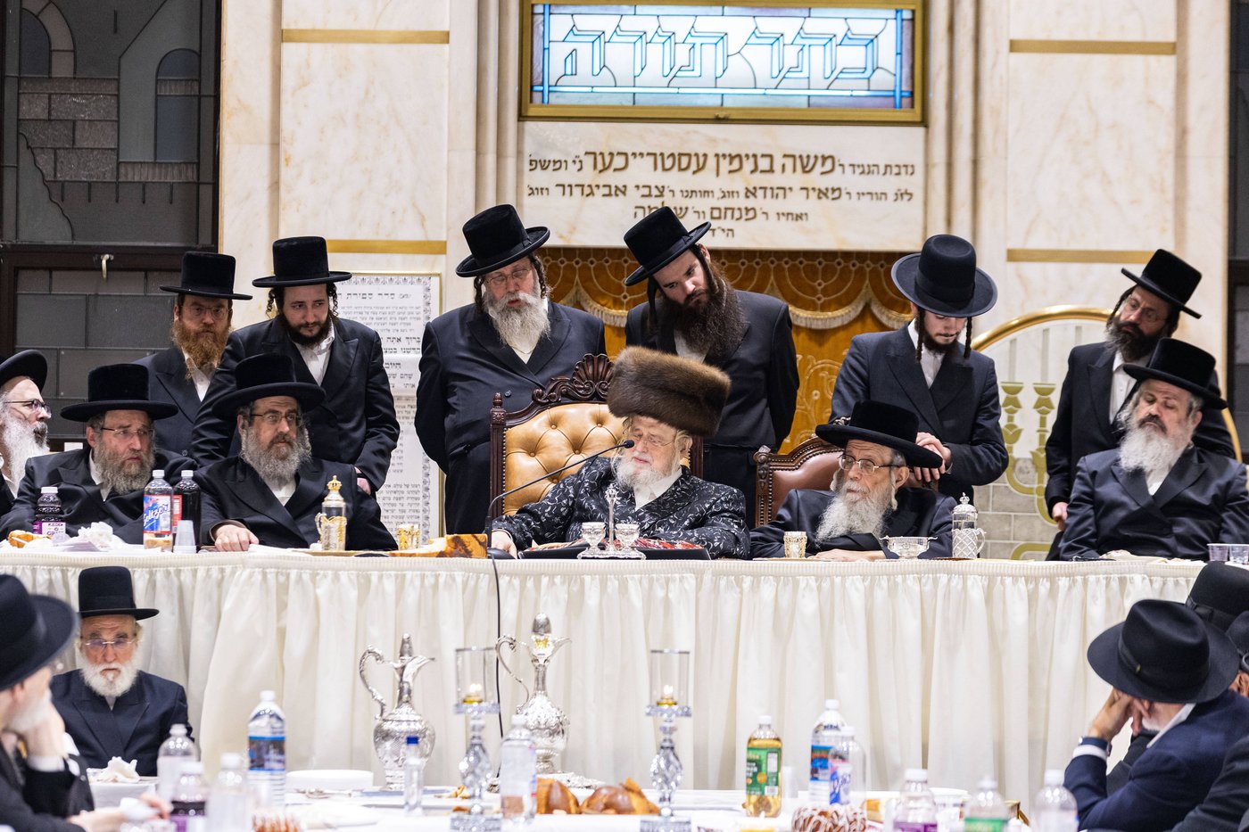 האדמו"רים ממונקאטש ודינוב בהילולת הרה"ק ה'מנחת אלעזר' זי"ע