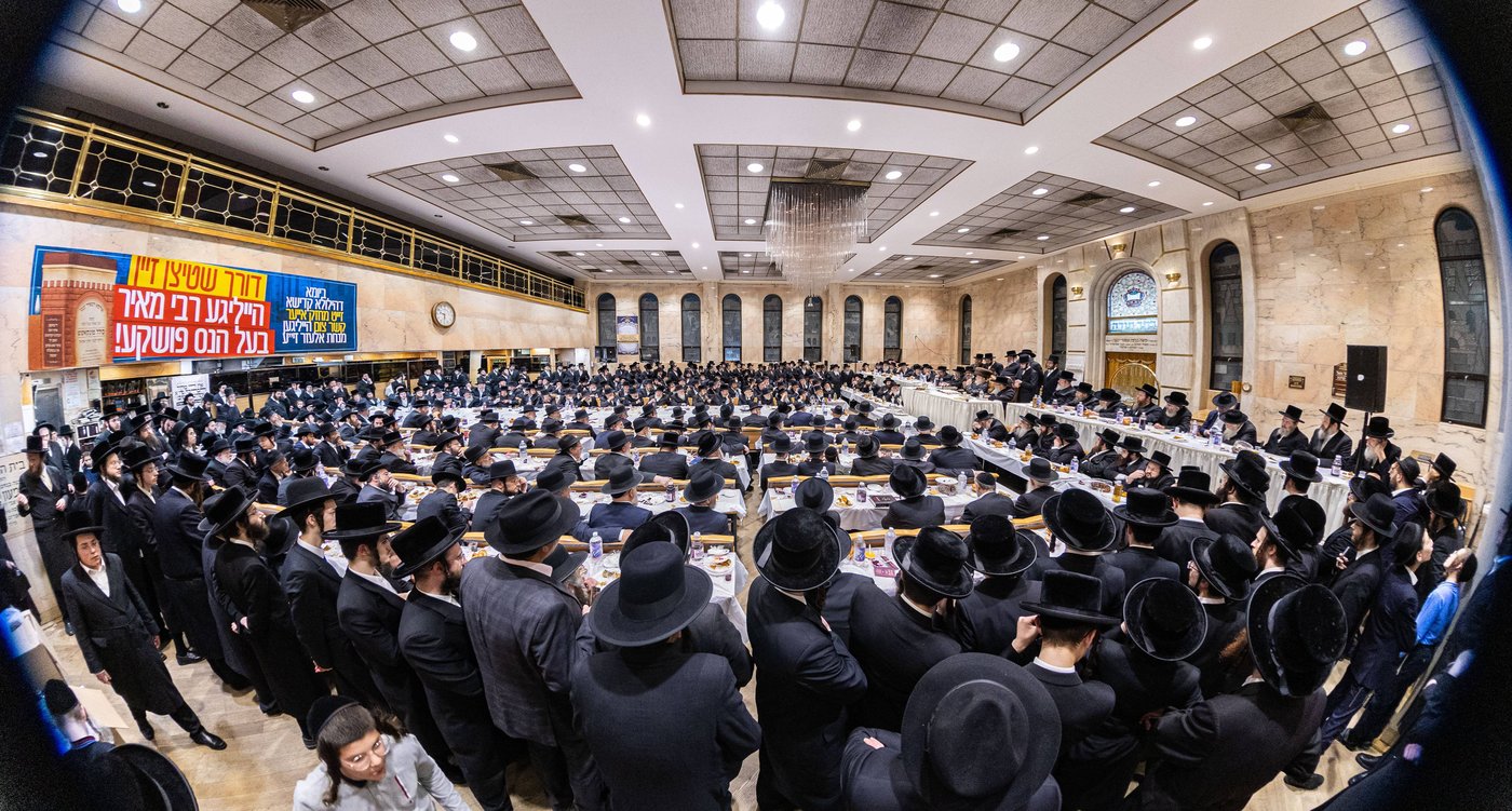 האדמו"רים ממונקאטש ודינוב בהילולת הרה"ק ה'מנחת אלעזר' זי"ע